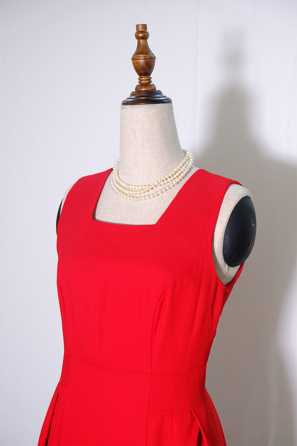 Váy đỏ cổ vuông vintage