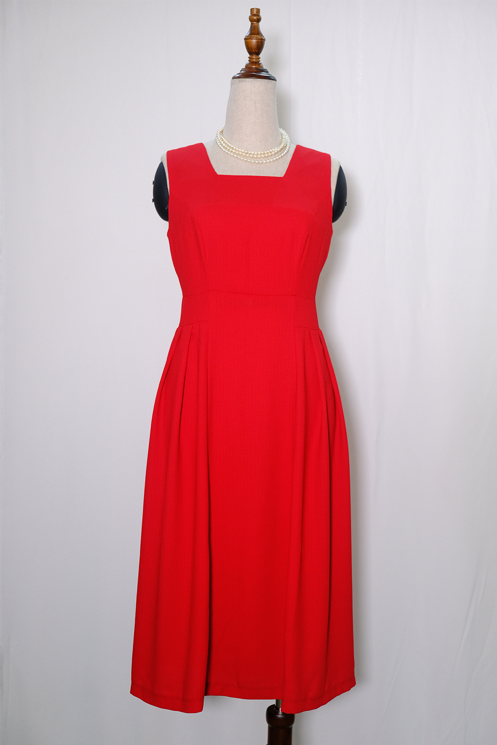 Váy đỏ cổ vuông vintage