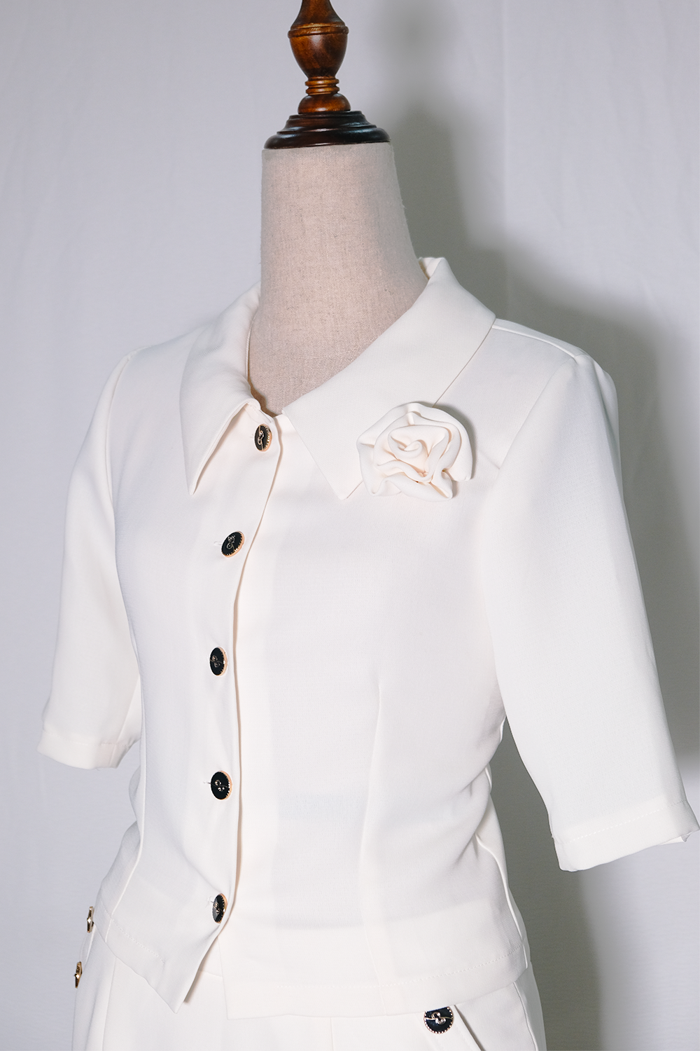 Bộ juyp ôm và áo vest trắng