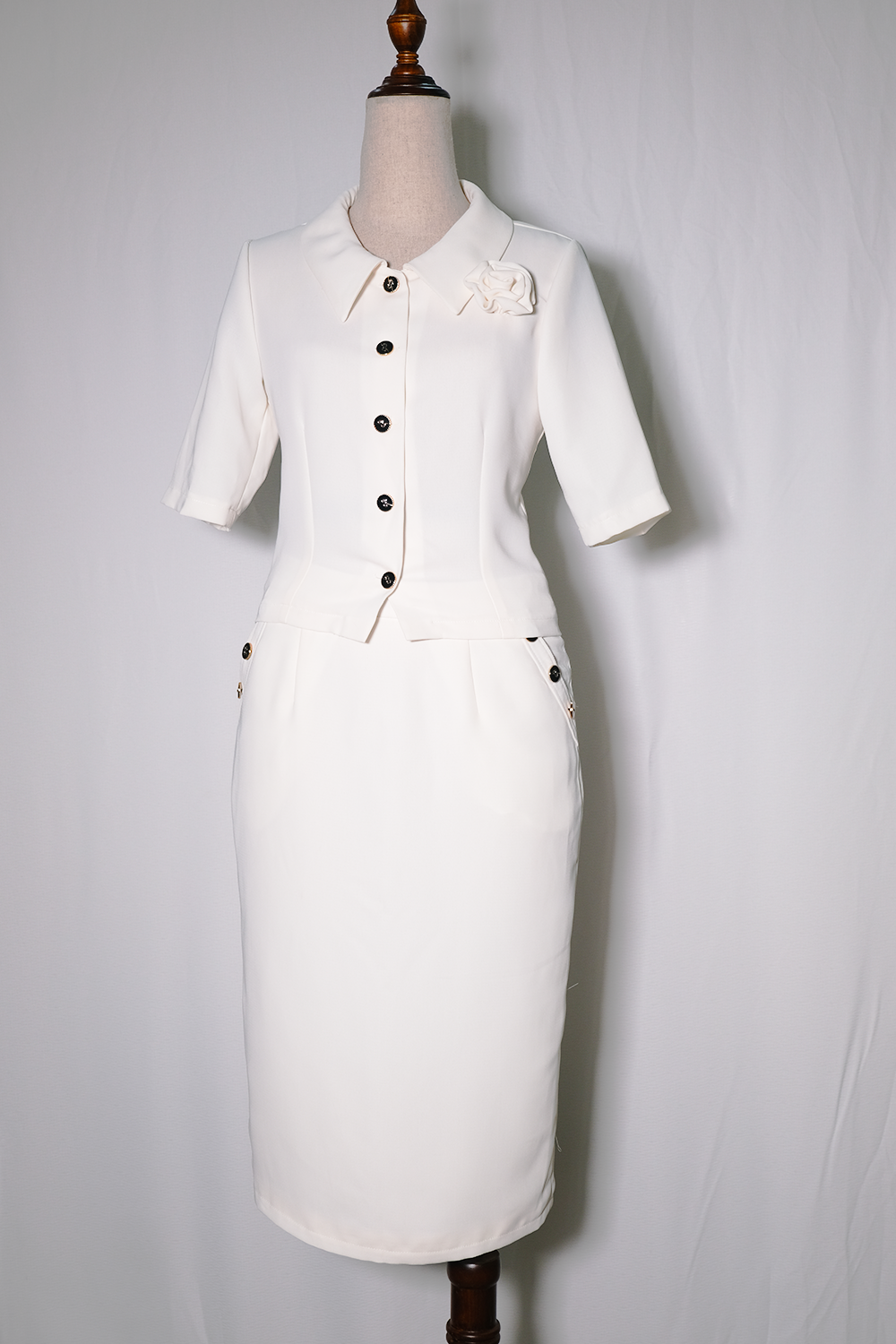 Bộ juyp ôm và áo vest trắng